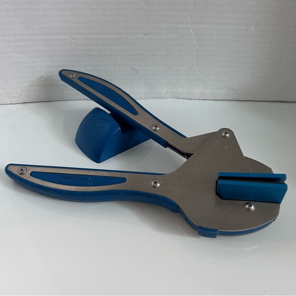 Quickutz BLUE Squeeze die cutting hand tool with cradle & 7-pc dies - Picture 6 of 16